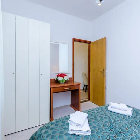 Nicol - Two-bedroom With Balcony And Sea View