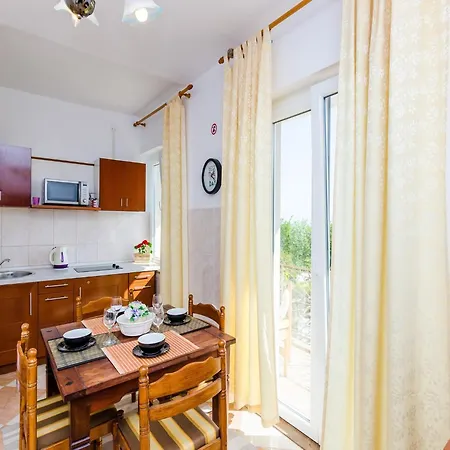 Nicol - Two-bedroom With Balcony And Sea View Lägenhet *